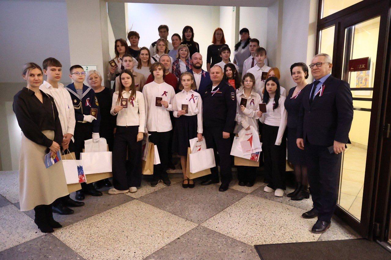 Сотрудники полиции в торжественной обстановке вручили юным жителям Калининградской области их первые паспорта Сотрудники полиции в торжественной обстановке вручили юным жителям Калининградской области их первые паспорта