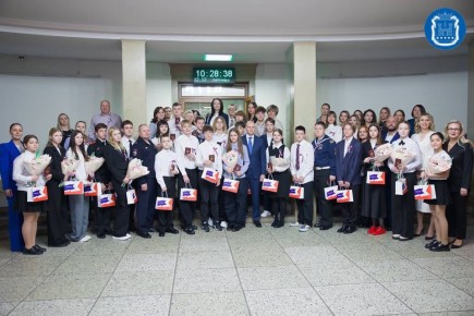 В День Конституции России Алексей Беспрозванных вручил паспорта школьникам региона