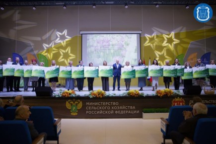 Губернатор Алексей Беспрозванных принял участие в церемонии посвящения учеников агротехнологических классов региона