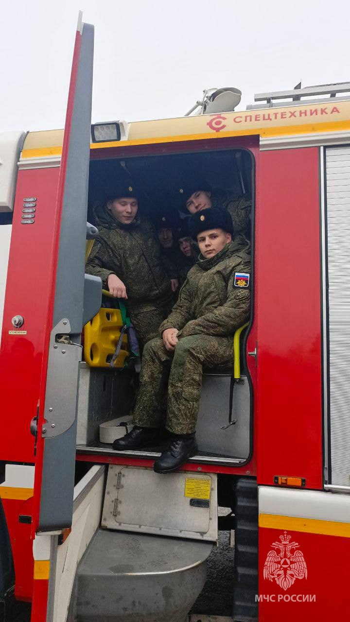 Сотрудники МЧС России провели экскурсию для солдат срочной службы Сотрудники МЧС России провели экскурсию для солдат срочной службы