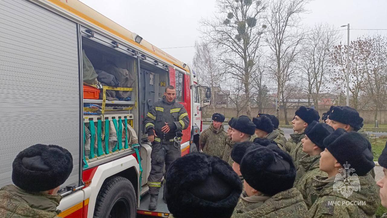 Сотрудники МЧС России провели экскурсию для солдат срочной службы