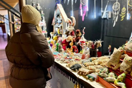 В центре Калининграда открыли новогоднюю ярмарку местных ремесленников