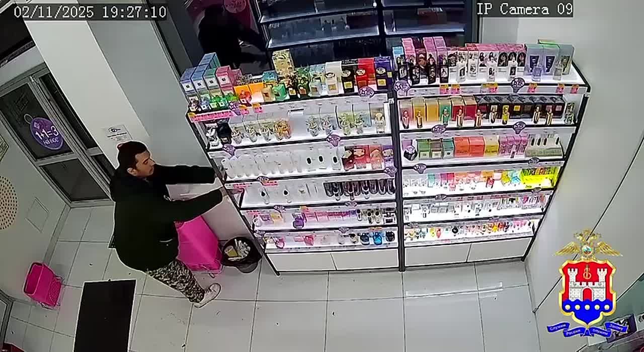 В Калининграде полицейские ищут мужчину, который украл 18 флаконов духов из «Подружки»