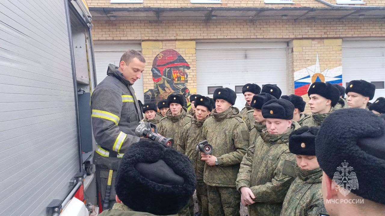Сотрудники МЧС России провели экскурсию для солдат срочной службы Сотрудники МЧС России провели экскурсию для солдат срочной службы