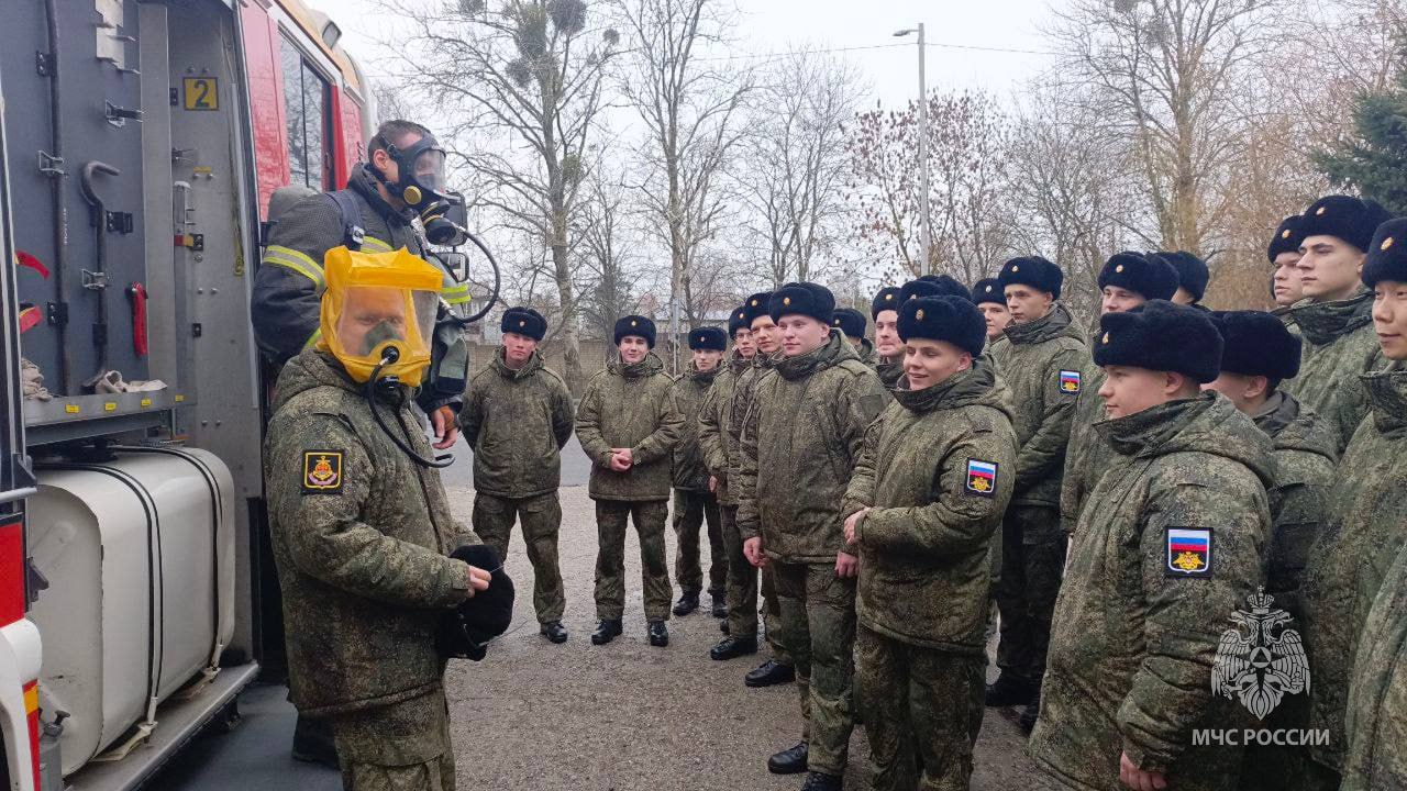 Сотрудники МЧС России провели экскурсию для солдат срочной службы Сотрудники МЧС России провели экскурсию для солдат срочной службы