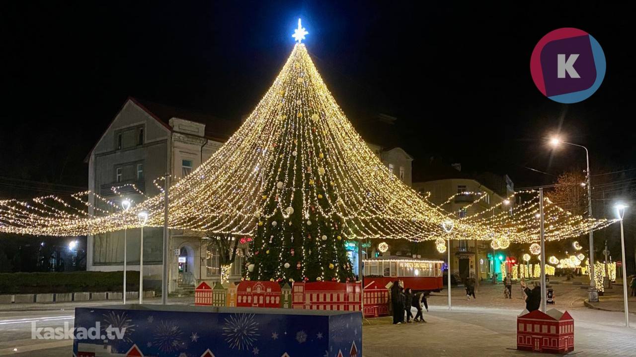 Ёлка в Советске получила шатёр из гирлянд