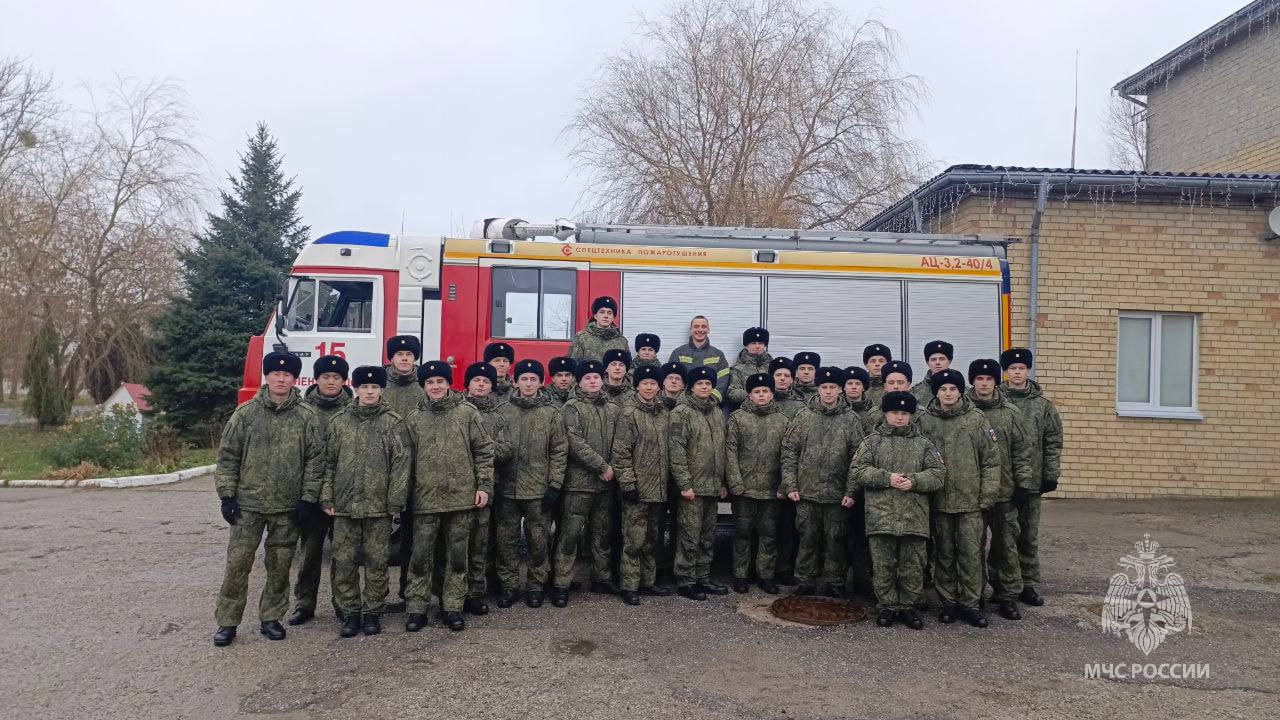 Сотрудники МЧС России провели экскурсию для солдат срочной службы Сотрудники МЧС России провели экскурсию для солдат срочной службы