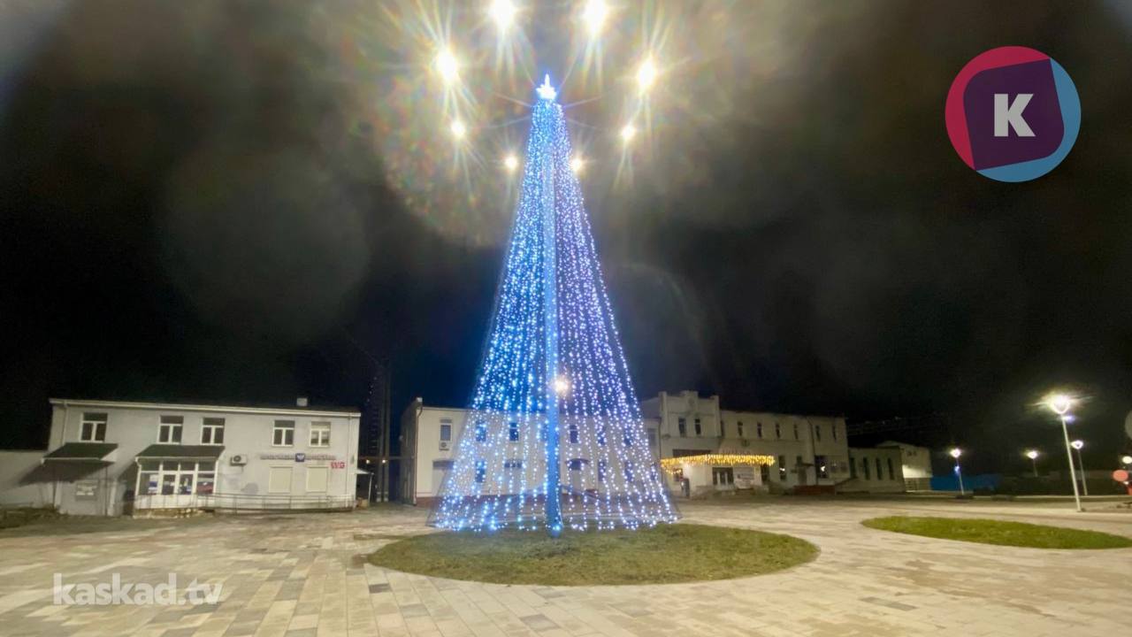 Ёлка в Советске получила шатёр из гирлянд Ёлка в Советске получила шатёр из гирлянд