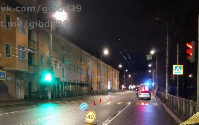 На месте страшного ДТП в Калининграде остался госномер скрывшейся машины