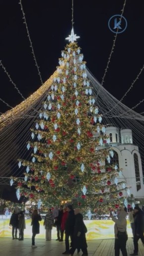 На площади Победы в Калининграде зажгли новую ёлку!