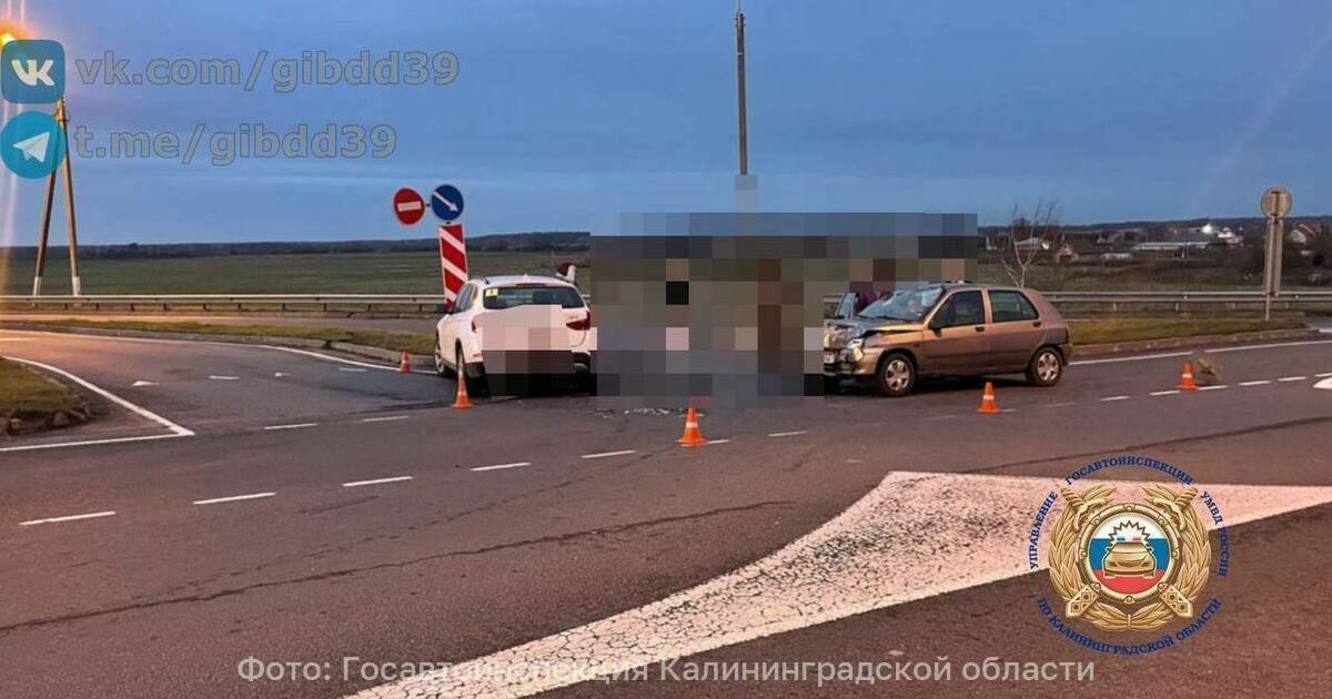 Под Гвардейском BMW врезался в Renault, пострадали два человека