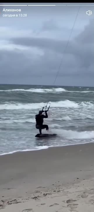 Прыгающий по волнам: министр промышленности России Алиханов показал, как отдыхает на декабрьской Балтике