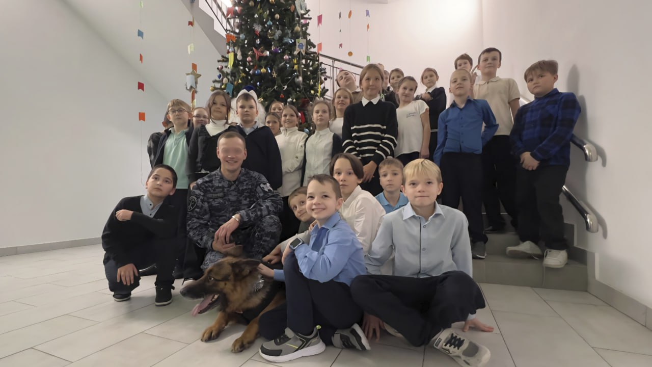 В Калининграде военнослужащие специального моторизованного полка Северо-Западного округа Росгвардии дали старт традиционной новогодней ведомственной акции «Дед Мороз специального назначения» В Калининграде военнослужащие специального моторизованного полка Северо-Западного округа Росгвардии дали старт традиционной новогодней ведомственной акции «Дед Мороз специального назначения»