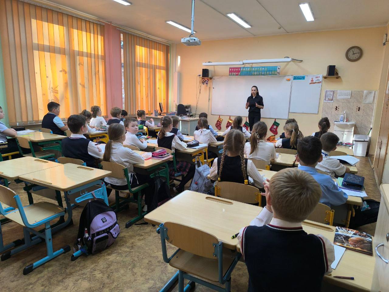 В Калининграде сотрудники Госавтоинспекции проводят уроки «дорожной безопасности» для учащихся 17 лицея