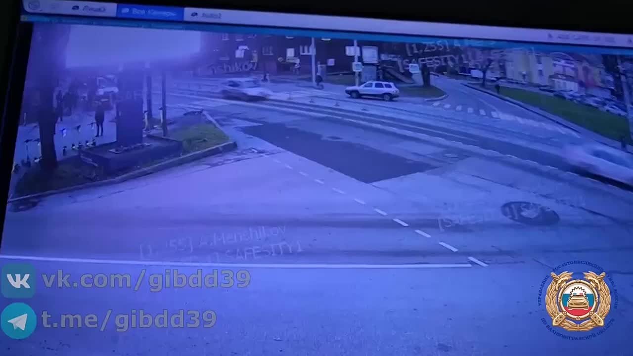 В Калининграде две легковушки не смогли поделить дорогу