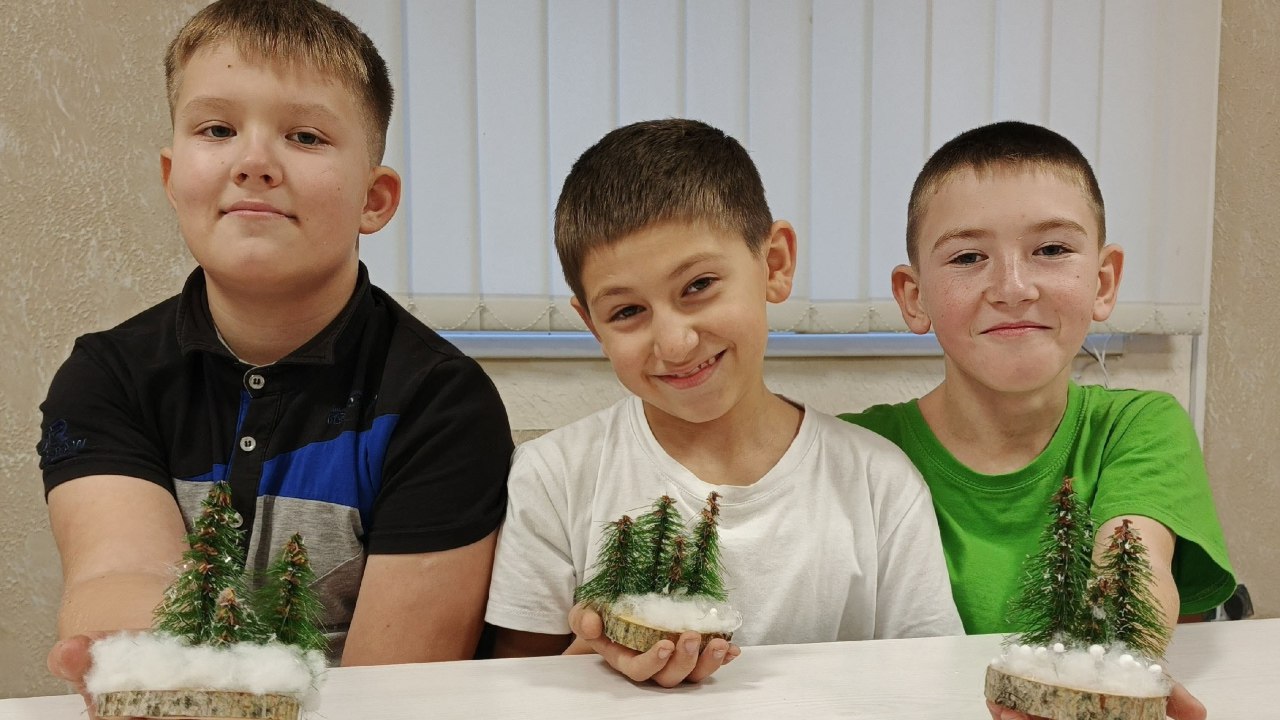 В эти выходные в Липовском сельском Доме культуры состоялся творческий мастер-класс по изготовлению праздничного зимнего декора