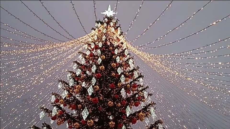 В Калининграде ёлку на площади Победы зажгли с четвёртого раза