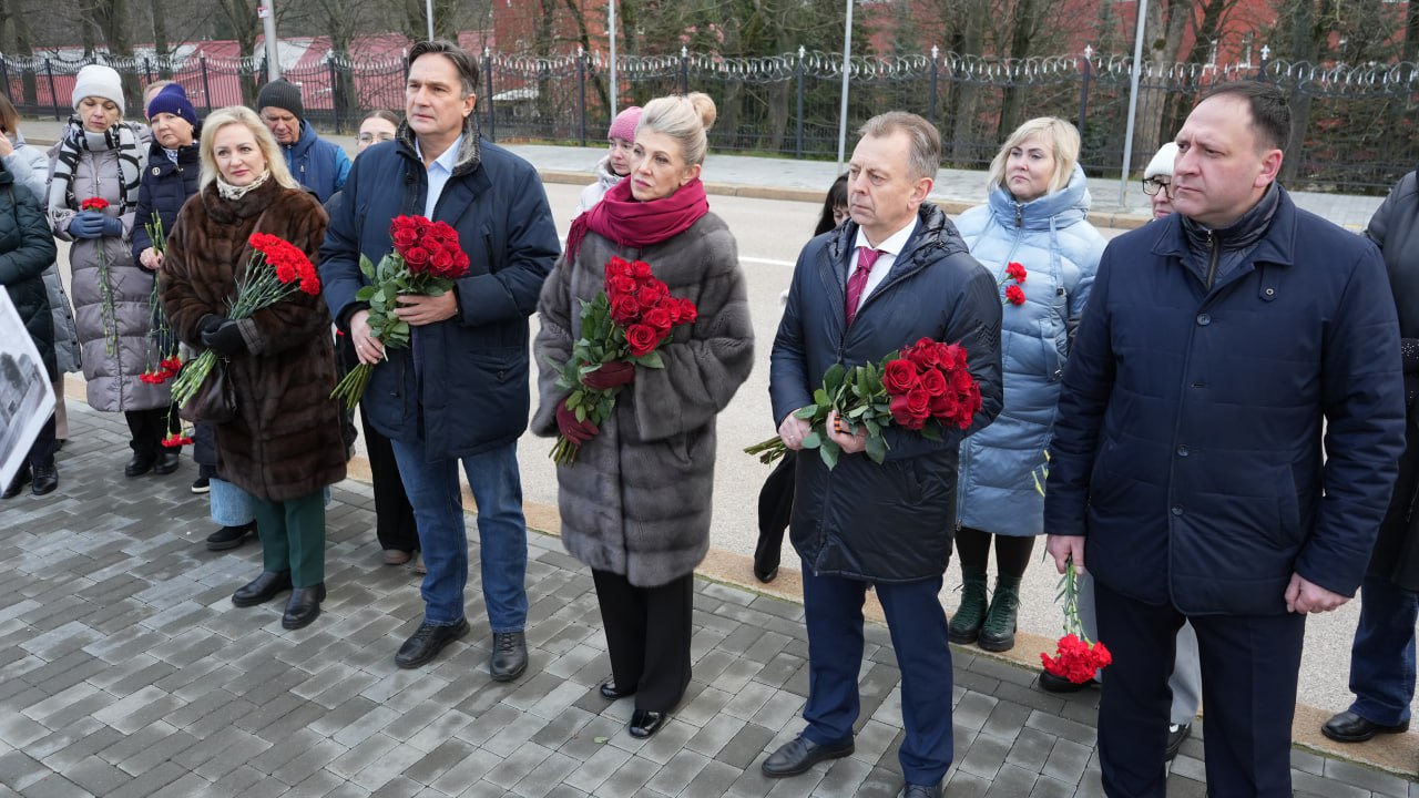 Член ЦИК России Игорь Борисов и исполнительный директор Российского фонда свободных выборов при ЦИК России Максим Лесков почтили память советских воинов, павших во время штурма Кенигсберга Член ЦИК России Игорь Борисов и исполнительный директор Российского фонда свободных выборов при ЦИК России Максим Лесков почтили память советских воинов, павших во время штурма Кенигсберга