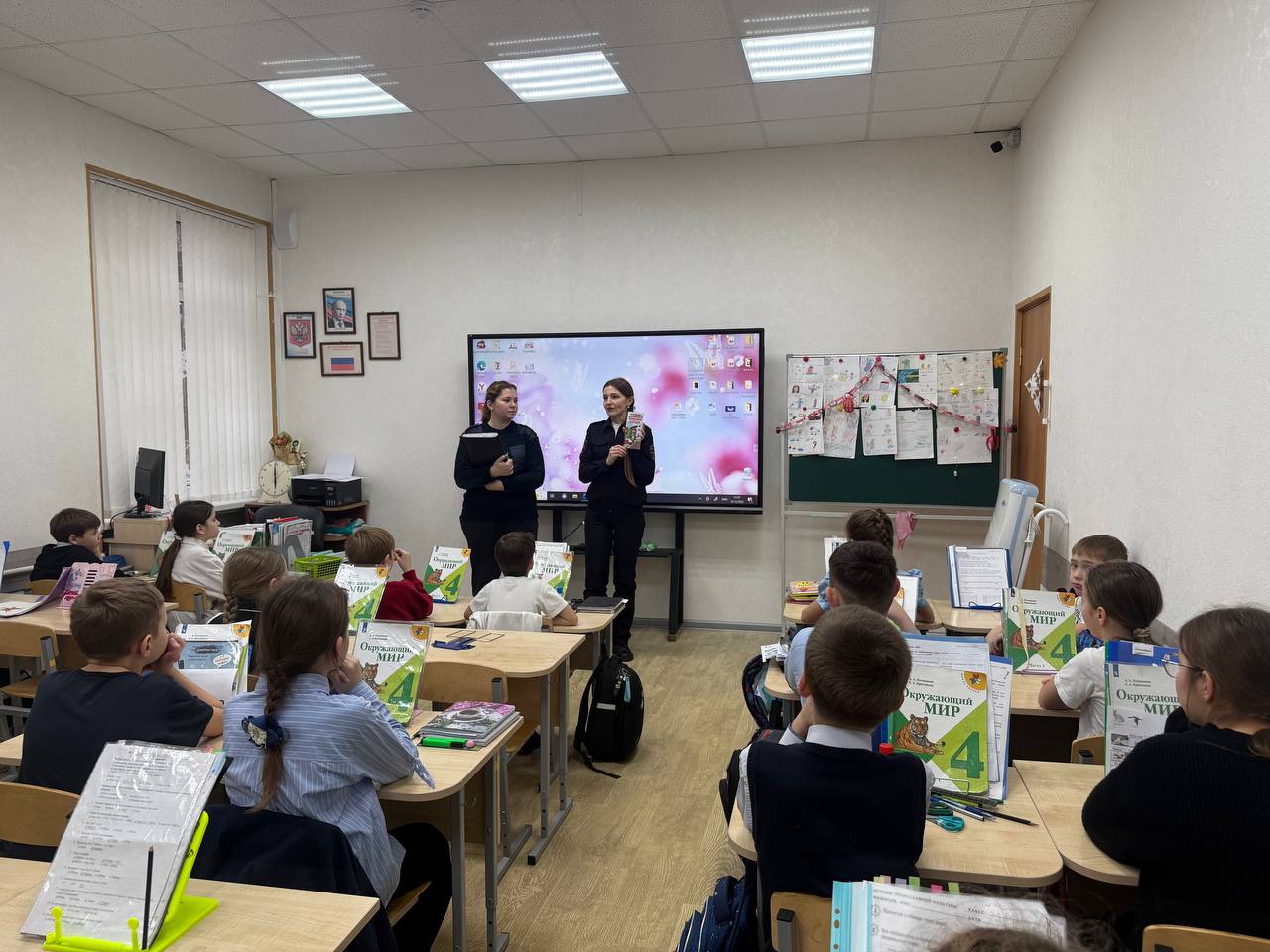 Сотрудник Госавтоинспекции совместно с начальником и инспектором ПДН МО МВД России «Гвардейский» провели профилактическую беседу с учениками начальной школы МБОУ «СШ им. А. Моисеева пос. Знаменска»