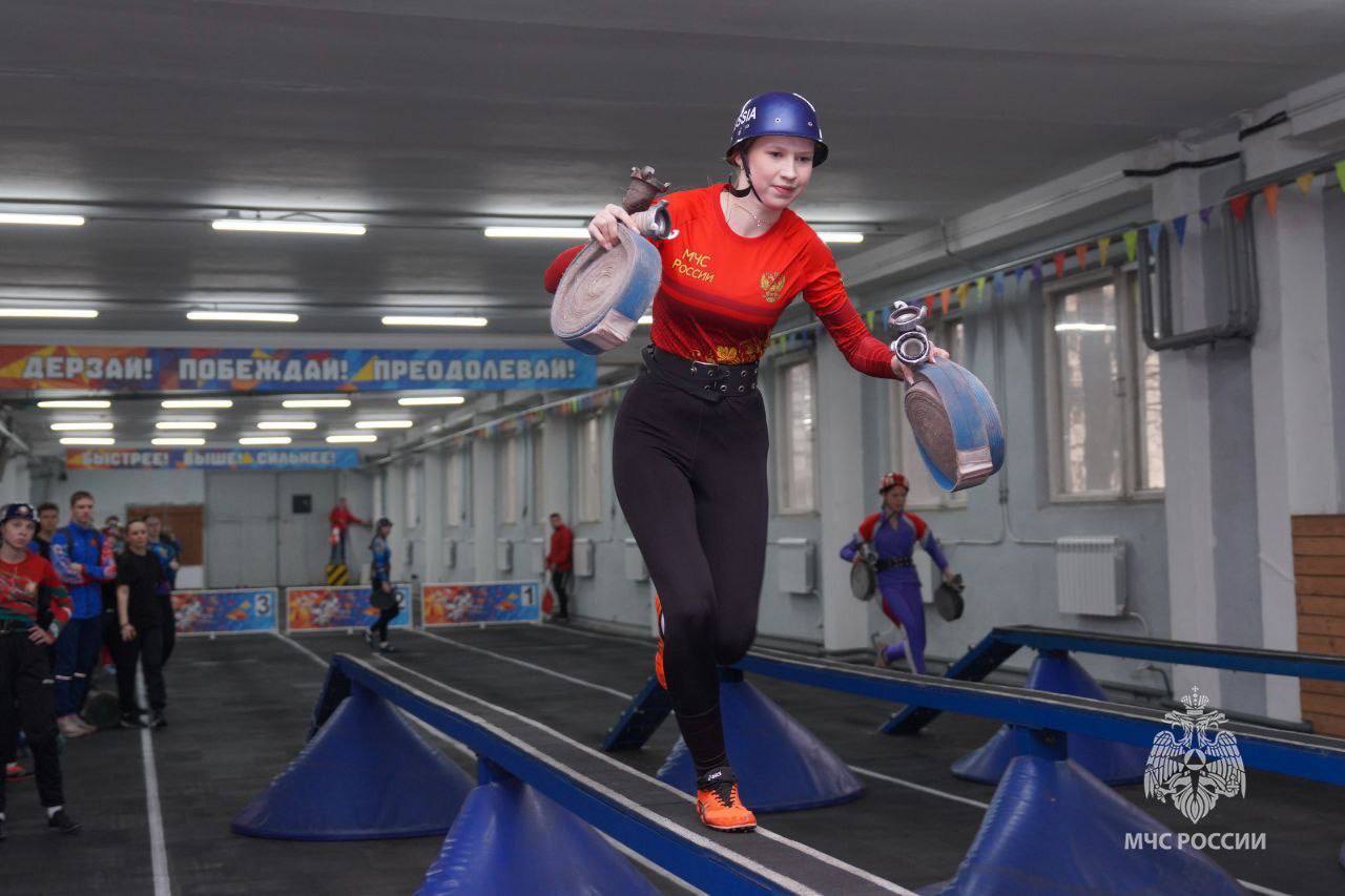 Команда из Калининграда принимает участие во Всероссийских соревнованиях МЧС России «Рождественские старты» среди юношей и девушек по пожарно-спасательному спорту которые проходят в Петербурге Команда из Калининграда принимает участие во Всероссийских соревнованиях МЧС России «Рождественские старты» среди юношей и девушек по пожарно-спасательному спорту которые проходят в Петербурге