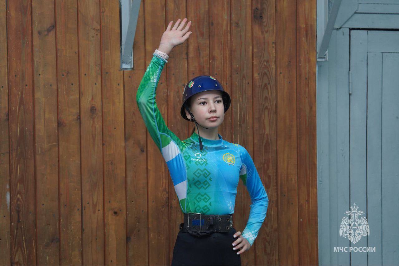 Команда из Калининграда принимает участие во Всероссийских соревнованиях МЧС России «Рождественские старты» среди юношей и девушек по пожарно-спасательному спорту которые проходят в Петербурге Команда из Калининграда принимает участие во Всероссийских соревнованиях МЧС России «Рождественские старты» среди юношей и девушек по пожарно-спасательному спорту которые проходят в Петербурге