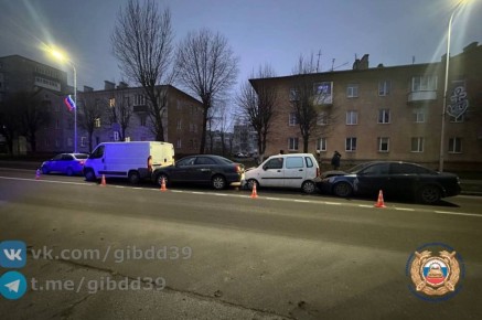 По оперативной информации, сегодня 16.12.2025 около 08:00 в г. Калининграде на ул. Ленина в районе д. 71 произошло столкновение четырех автомобилей