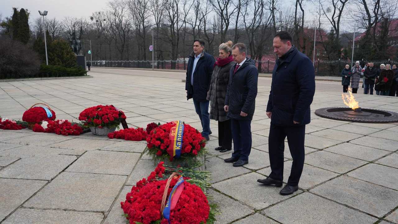 Член ЦИК России Игорь Борисов и исполнительный директор Российского фонда свободных выборов при ЦИК России Максим Лесков почтили память советских воинов, павших во время штурма Кенигсберга Член ЦИК России Игорь Борисов и исполнительный директор Российского фонда свободных выборов при ЦИК России Максим Лесков почтили память советских воинов, павших во время штурма Кенигсберга