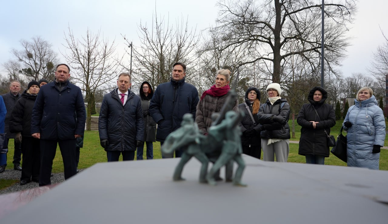 Член ЦИК России Игорь Борисов и исполнительный директор Российского фонда свободных выборов при ЦИК России Максим Лесков почтили память советских воинов, павших во время штурма Кенигсберга Член ЦИК России Игорь Борисов и исполнительный директор Российского фонда свободных выборов при ЦИК России Максим Лесков почтили память советских воинов, павших во время штурма Кенигсберга