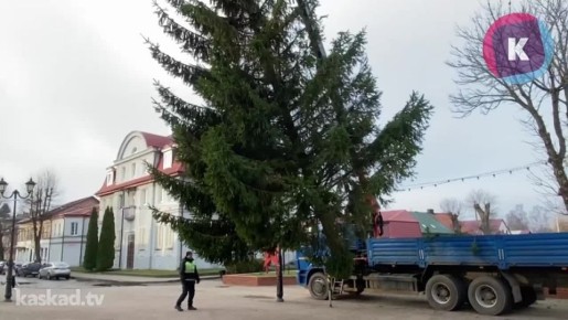 На центральной площади Славска установили главную новогоднюю ёлку муниципалитета