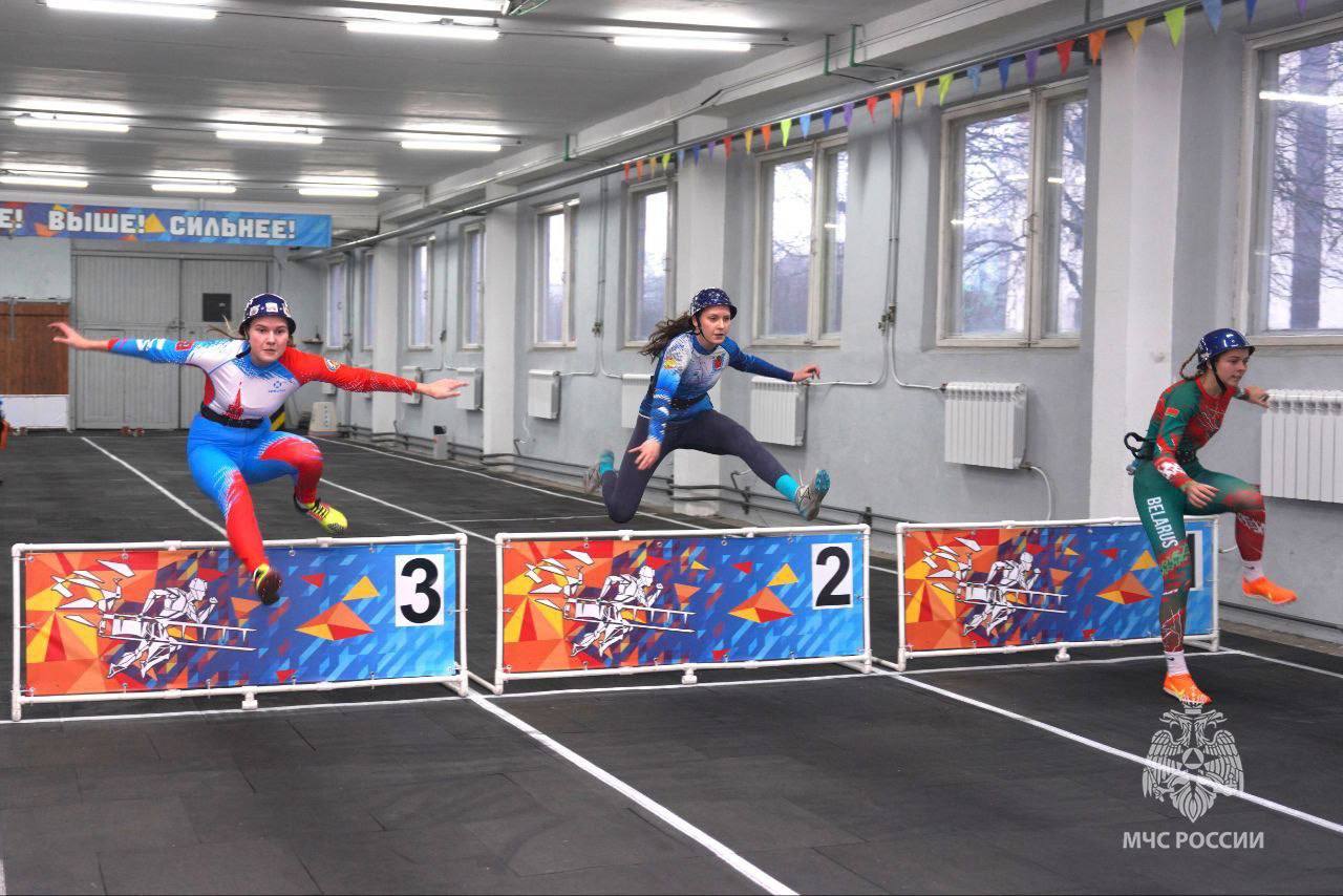 Команда из Калининграда принимает участие во Всероссийских соревнованиях МЧС России «Рождественские старты» среди юношей и девушек по пожарно-спасательному спорту которые проходят в Петербурге Команда из Калининграда принимает участие во Всероссийских соревнованиях МЧС России «Рождественские старты» среди юношей и девушек по пожарно-спасательному спорту которые проходят в Петербурге