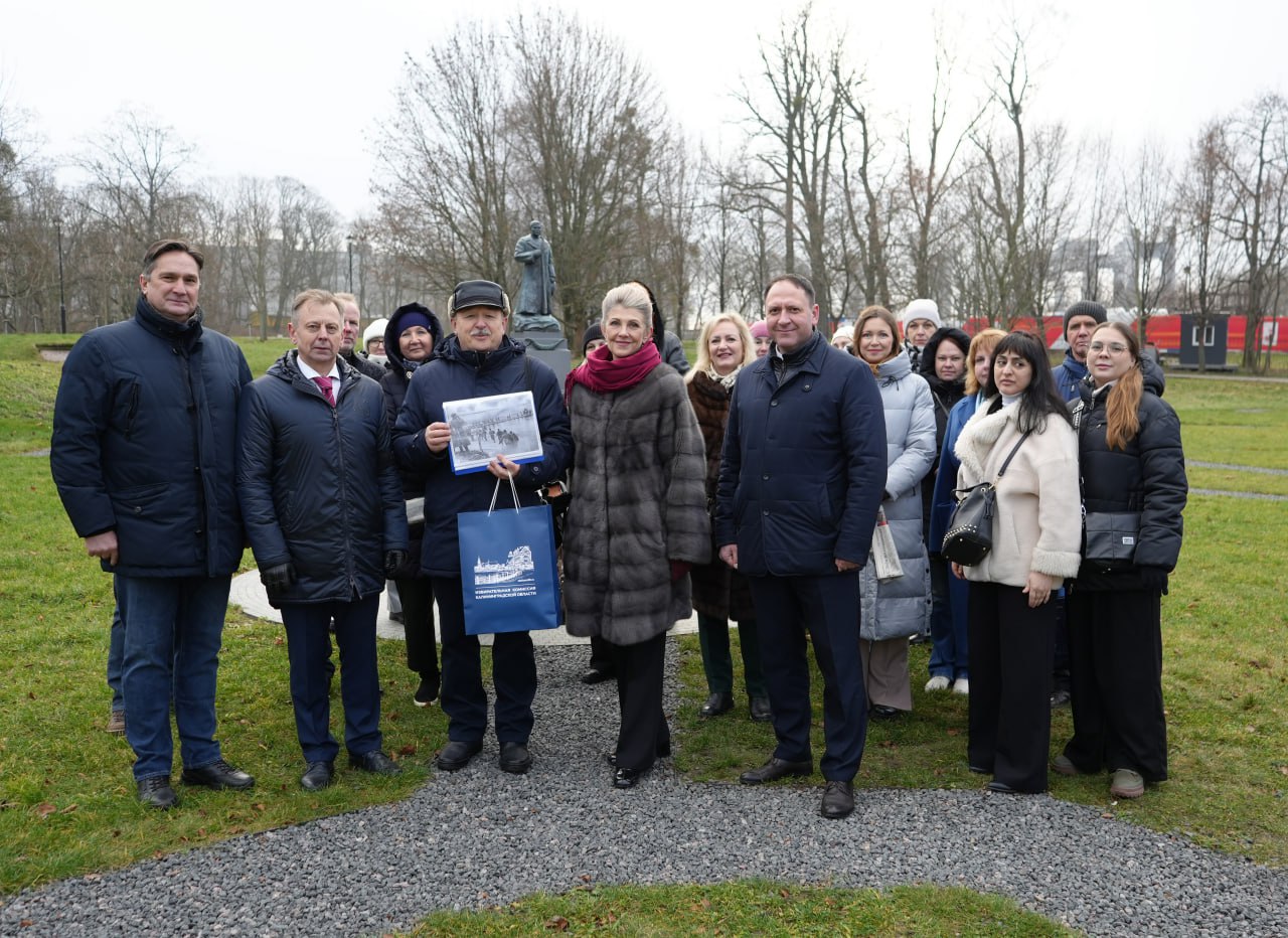 Член ЦИК России Игорь Борисов и исполнительный директор Российского фонда свободных выборов при ЦИК России Максим Лесков почтили память советских воинов, павших во время штурма Кенигсберга Член ЦИК России Игорь Борисов и исполнительный директор Российского фонда свободных выборов при ЦИК России Максим Лесков почтили память советских воинов, павших во время штурма Кенигсберга