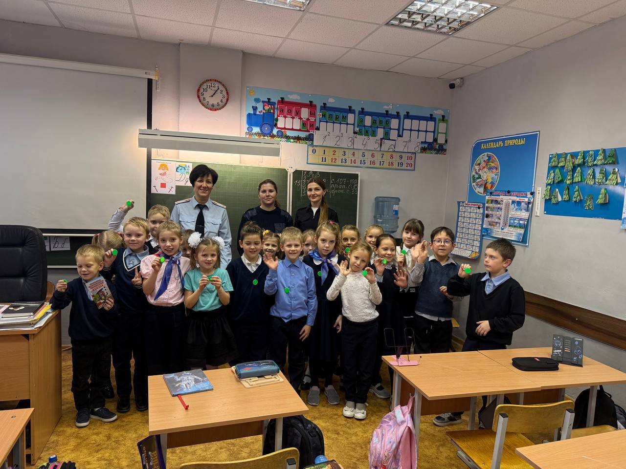 Сотрудник Госавтоинспекции совместно с начальником и инспектором ПДН МО МВД России «Гвардейский» провели профилактическую беседу с учениками начальной школы МБОУ «СШ им. А. Моисеева пос. Знаменска» Сотрудник Госавтоинспекции совместно с начальником и инспектором ПДН МО МВД России «Гвардейский» провели профилактическую беседу с учениками начальной школы МБОУ «СШ им. А. Моисеева пос. Знаменска»