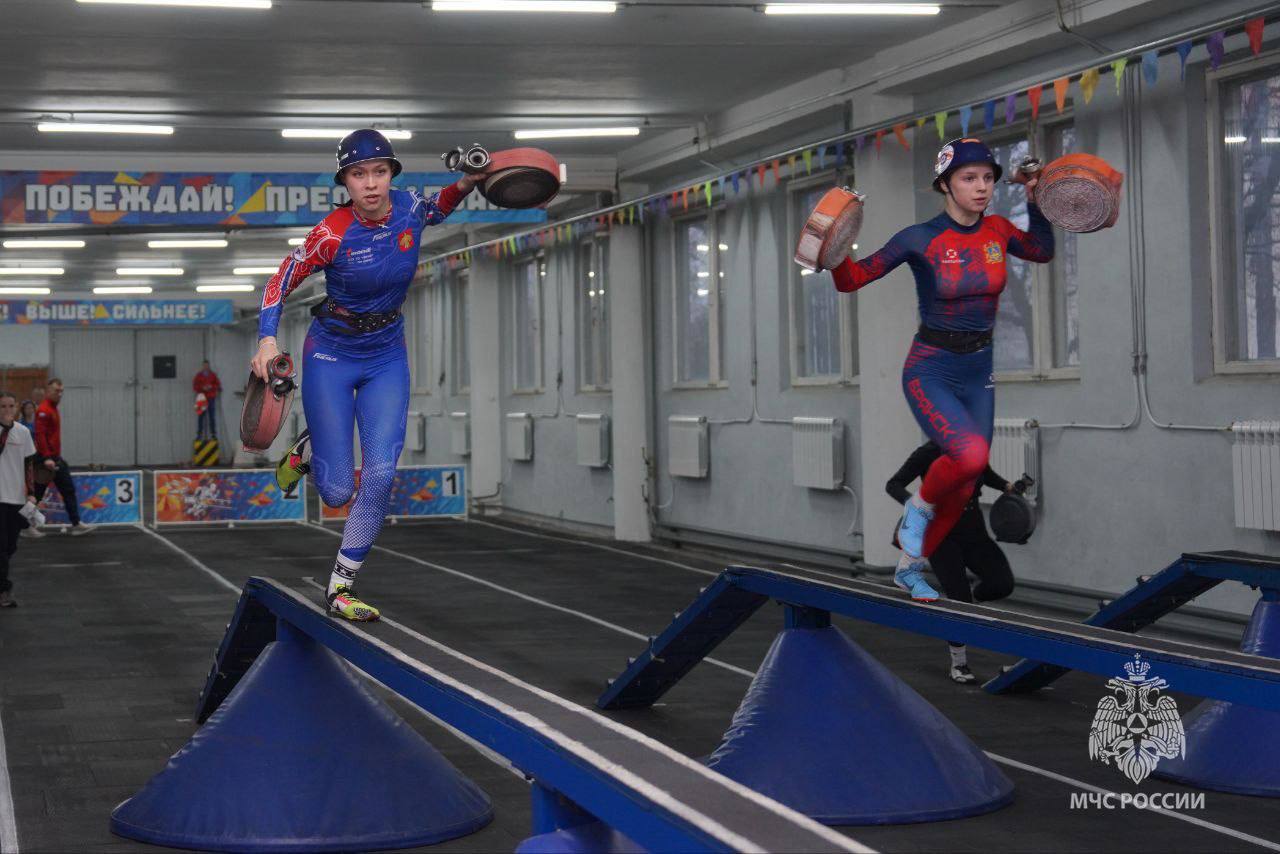 Команда из Калининграда принимает участие во Всероссийских соревнованиях МЧС России «Рождественские старты» среди юношей и девушек по пожарно-спасательному спорту которые проходят в Петербурге Команда из Калининграда принимает участие во Всероссийских соревнованиях МЧС России «Рождественские старты» среди юношей и девушек по пожарно-спасательному спорту которые проходят в Петербурге