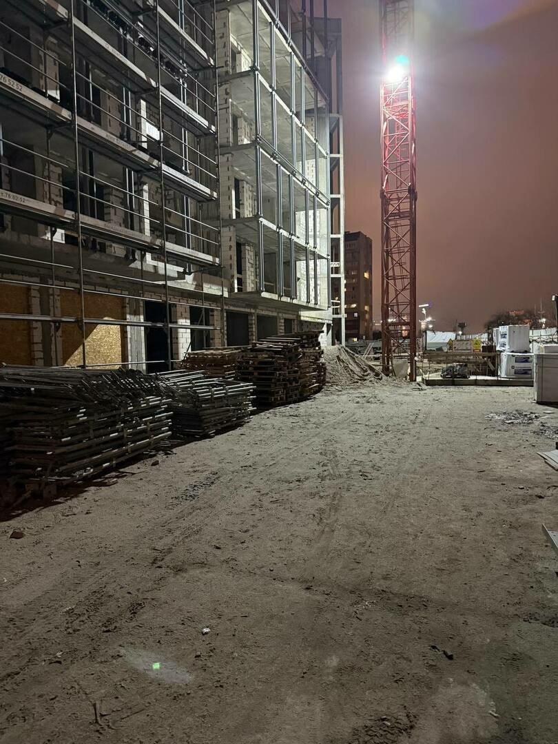 На стройке жилого комплекса в Калининграде 54-летний рабочий упал с высоты и разбил голову