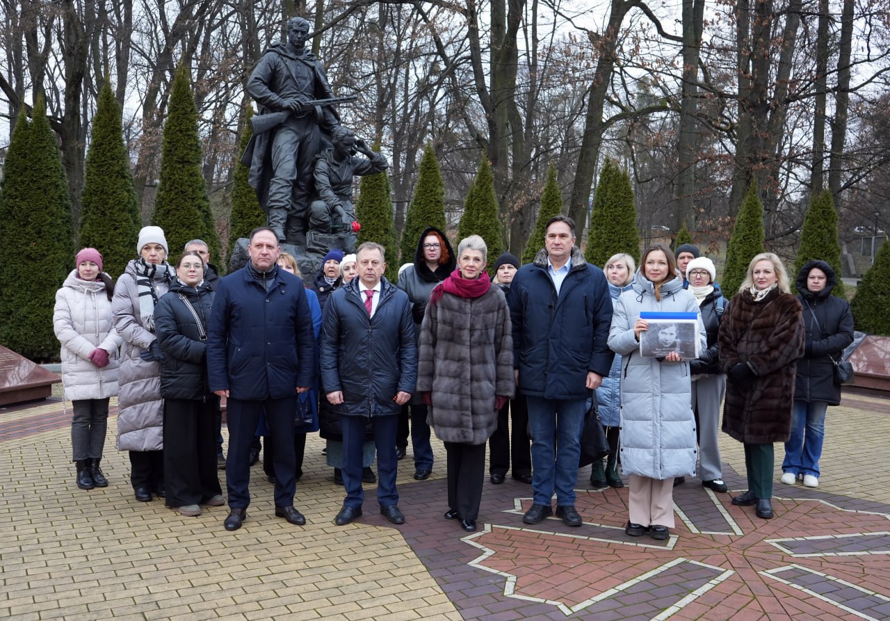 Член ЦИК России Игорь Борисов и исполнительный директор Российского фонда свободных выборов при ЦИК России Максим Лесков почтили память советских воинов, павших во время штурма Кенигсберга Член ЦИК России Игорь Борисов и исполнительный директор Российского фонда свободных выборов при ЦИК России Максим Лесков почтили память советских воинов, павших во время штурма Кенигсберга