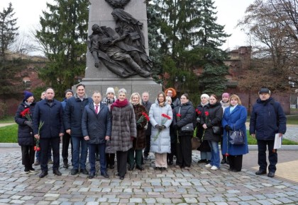 Член ЦИК России Игорь Борисов и исполнительный директор Российского фонда свободных выборов при ЦИК России Максим Лесков почтили память советских воинов, павших во время штурма Кенигсберга