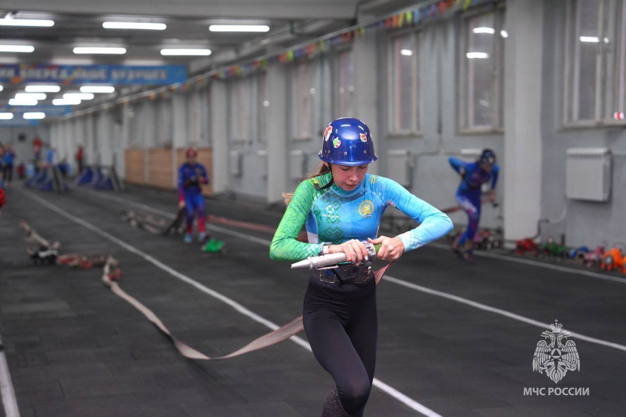 Команда из Калининграда принимает участие во Всероссийских соревнованиях МЧС России «Рождественские старты» среди юношей и девушек по пожарно-спасательному спорту которые проходят в Петербурге Команда из Калининграда принимает участие во Всероссийских соревнованиях МЧС России «Рождественские старты» среди юношей и девушек по пожарно-спасательному спорту которые проходят в Петербурге