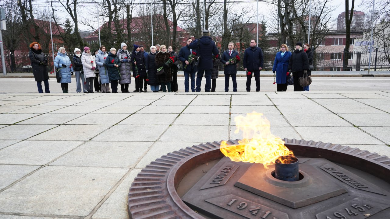 Член ЦИК России Игорь Борисов и исполнительный директор Российского фонда свободных выборов при ЦИК России Максим Лесков почтили память советских воинов, павших во время штурма Кенигсберга Член ЦИК России Игорь Борисов и исполнительный директор Российского фонда свободных выборов при ЦИК России Максим Лесков почтили память советских воинов, павших во время штурма Кенигсберга
