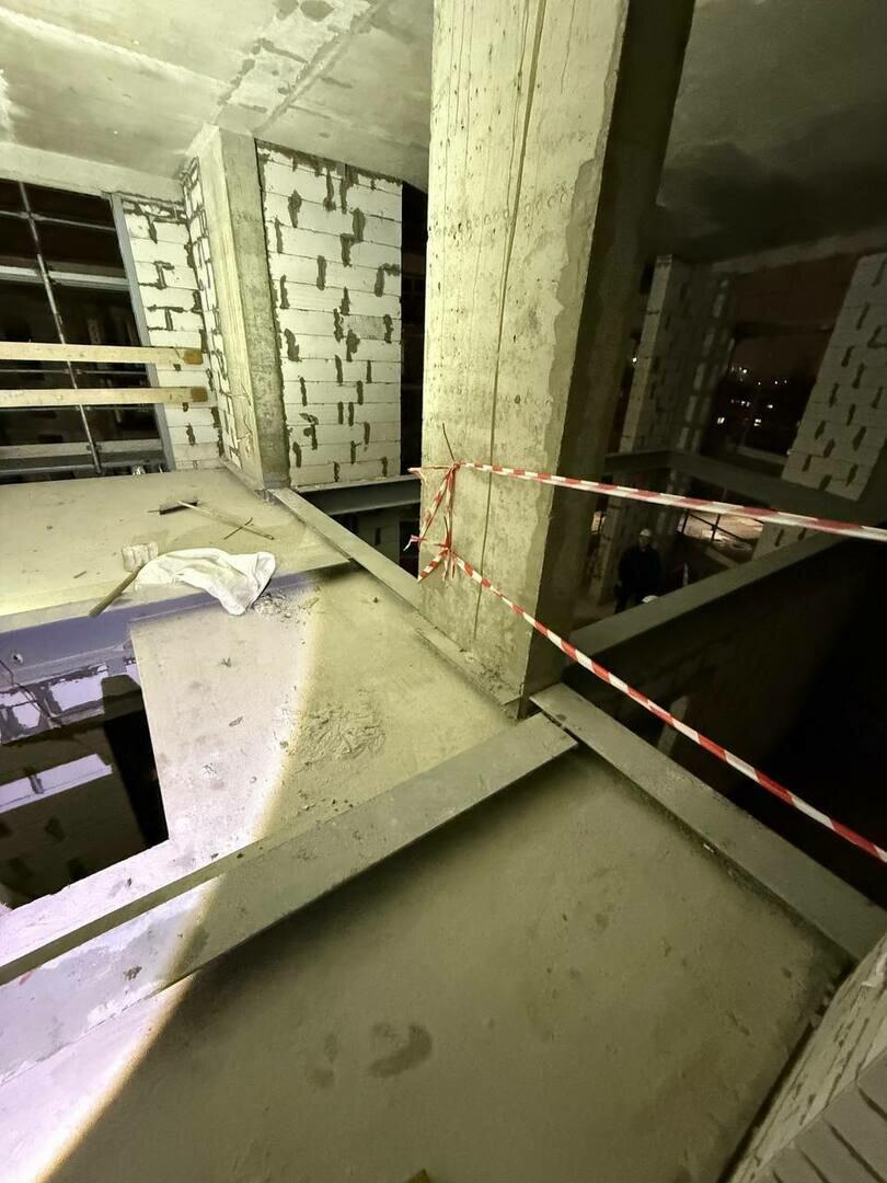 На стройке жилого комплекса в Калининграде 54-летний рабочий упал с высоты и разбил голову На стройке жилого комплекса в Калининграде 54-летний рабочий упал с высоты и разбил голову