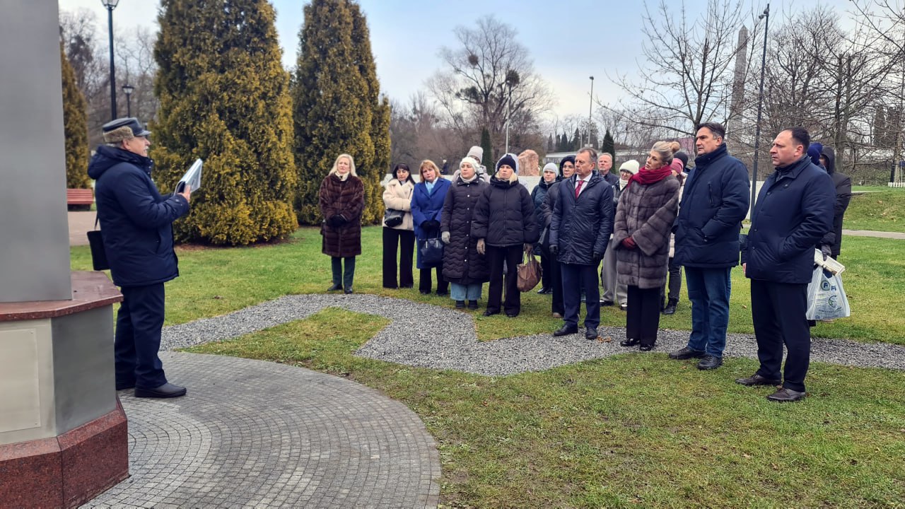 Член ЦИК России Игорь Борисов и исполнительный директор Российского фонда свободных выборов при ЦИК России Максим Лесков почтили память советских воинов, павших во время штурма Кенигсберга Член ЦИК России Игорь Борисов и исполнительный директор Российского фонда свободных выборов при ЦИК России Максим Лесков почтили память советских воинов, павших во время штурма Кенигсберга