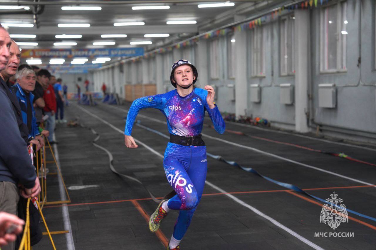 Команда из Калининграда принимает участие во Всероссийских соревнованиях МЧС России «Рождественские старты» среди юношей и девушек по пожарно-спасательному спорту которые проходят в Петербурге Команда из Калининграда принимает участие во Всероссийских соревнованиях МЧС России «Рождественские старты» среди юношей и девушек по пожарно-спасательному спорту которые проходят в Петербурге