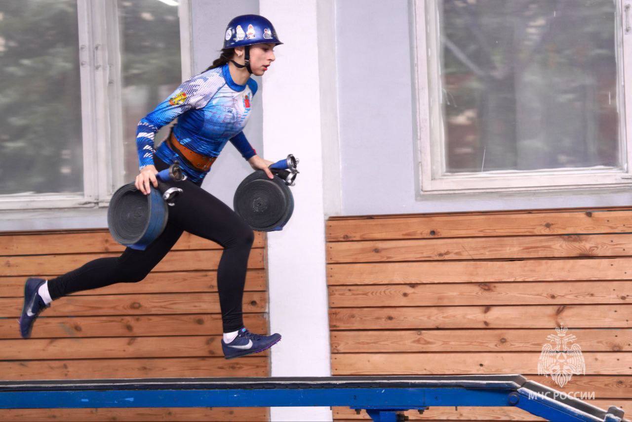 Команда из Калининграда принимает участие во Всероссийских соревнованиях МЧС России «Рождественские старты» среди юношей и девушек по пожарно-спасательному спорту которые проходят в Петербурге Команда из Калининграда принимает участие во Всероссийских соревнованиях МЧС России «Рождественские старты» среди юношей и девушек по пожарно-спасательному спорту которые проходят в Петербурге