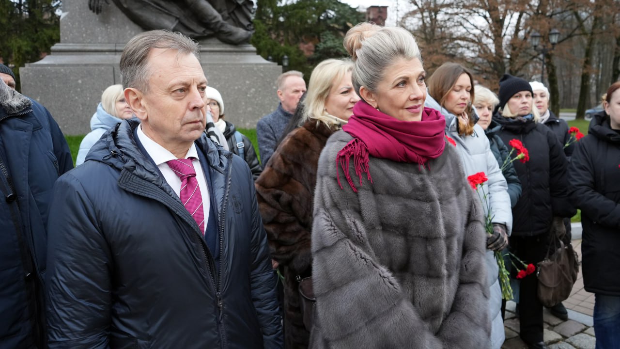 Член ЦИК России Игорь Борисов и исполнительный директор Российского фонда свободных выборов при ЦИК России Максим Лесков почтили память советских воинов, павших во время штурма Кенигсберга Член ЦИК России Игорь Борисов и исполнительный директор Российского фонда свободных выборов при ЦИК России Максим Лесков почтили память советских воинов, павших во время штурма Кенигсберга