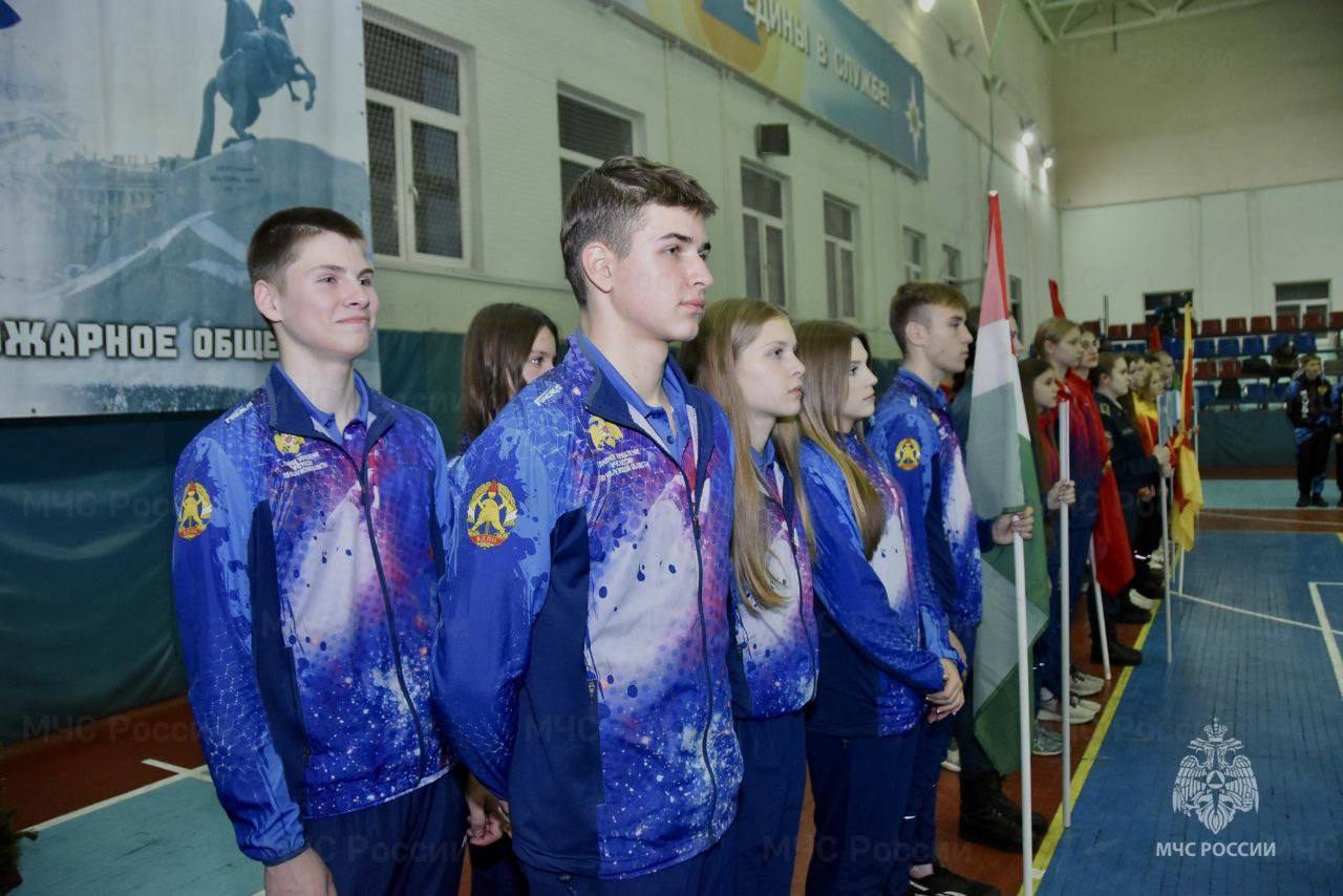 Команда из Калининграда принимает участие во Всероссийских соревнованиях МЧС России «Рождественские старты» среди юношей и девушек по пожарно-спасательному спорту которые проходят в Петербурге Команда из Калининграда принимает участие во Всероссийских соревнованиях МЧС России «Рождественские старты» среди юношей и девушек по пожарно-спасательному спорту которые проходят в Петербурге