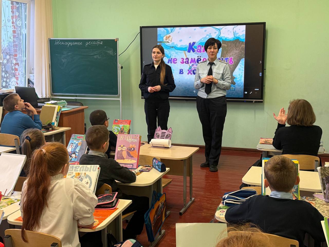 Сотрудник Госавтоинспекции совместно с начальником и инспектором ПДН МО МВД России «Гвардейский» провели профилактическую беседу с учениками начальной школы МБОУ «СШ им. А. Моисеева пос. Знаменска» Сотрудник Госавтоинспекции совместно с начальником и инспектором ПДН МО МВД России «Гвардейский» провели профилактическую беседу с учениками начальной школы МБОУ «СШ им. А. Моисеева пос. Знаменска»