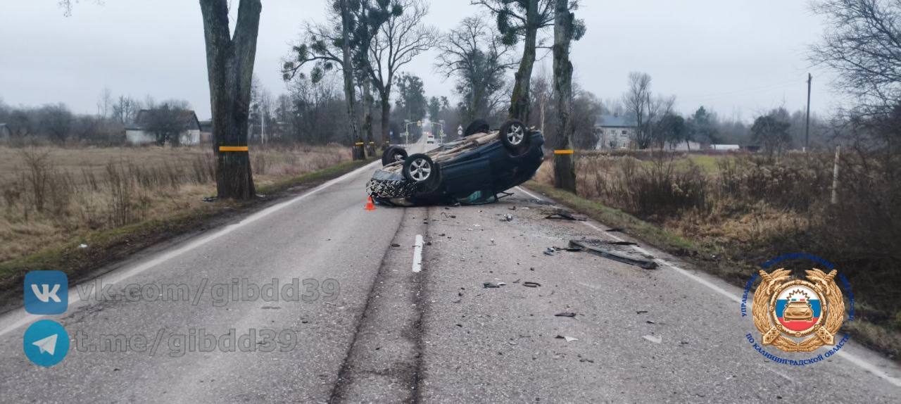 В Гвардейском районе легковушка столкнулась с микроавтобусом и перевернулась, пострадали двое В Гвардейском районе легковушка столкнулась с микроавтобусом и перевернулась, пострадали двое