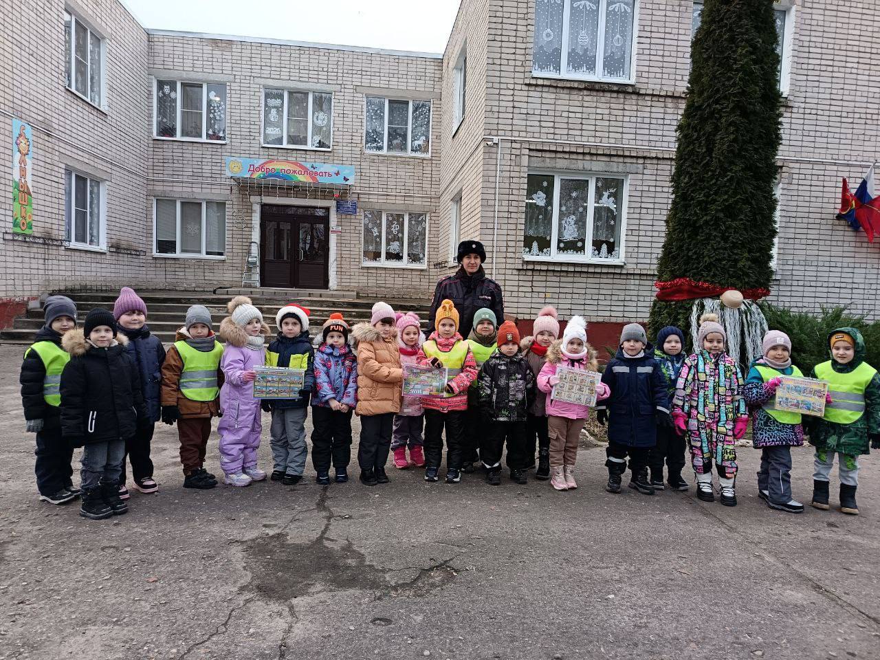 Инспектор отделения Госавтоинспекции МО МВД России "Гусевский" совместно с воспитанниками старшей группы детского сада №6 города Гусева приняли активное участие в мероприятии по встречному маршруту новогоднего поезда Деда...