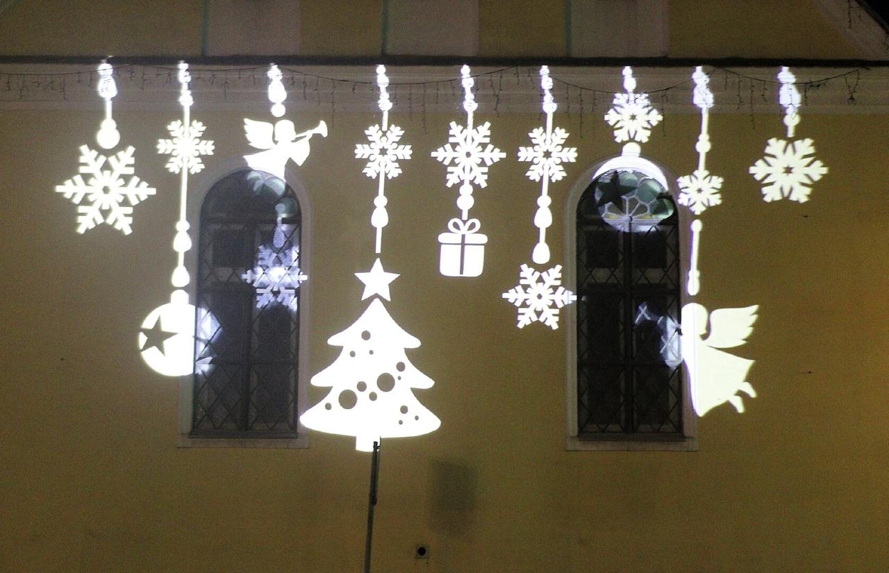 На главной площади Гвардейска установили сразу две ёлки На главной площади Гвардейска установили сразу две ёлки