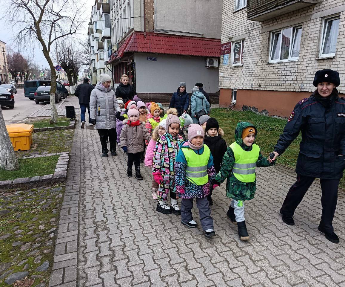 Инспектор отделения Госавтоинспекции МО МВД России "Гусевский" совместно с воспитанниками старшей группы детского сада №6 города Гусева приняли активное участие в мероприятии по встречному маршруту новогоднего поезда Деда... Инспектор отделения Госавтоинспекции МО МВД России "Гусевский" совместно с воспитанниками старшей группы детского сада №6 города Гусева приняли активное участие в мероприятии по встречному маршруту новогоднего поезда Деда...