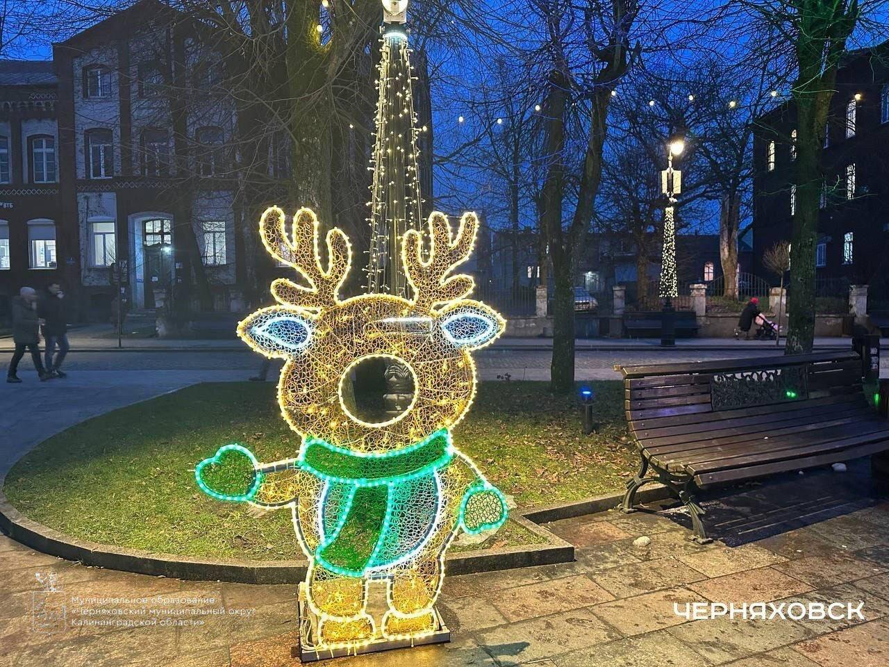 В Черняховске не только украсили ёлку, но и постарались преобразить витрины магазинов и офисов В Черняховске не только украсили ёлку, но и постарались преобразить витрины магазинов и офисов